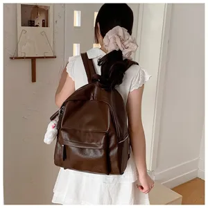 Vue détaillée du sac à dos décontracté minimaliste en cuir PU marron, texture et style quotidien.