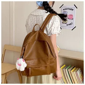 Vue detaillee du sac a dos en cuir PU marron avec grande capacite et un tres joli pendentif.