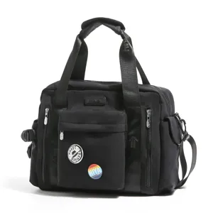 Borsa shopper da viaggio in nylon nero con tasche multiple e tracolla per uso all'aperto.