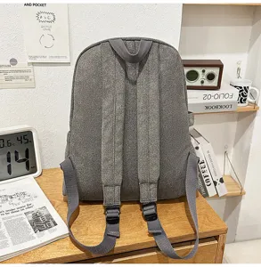 Grauer Rucksack Rückansicht Detail, minimalistische Retro Schultasche mit verstellbaren Trägern.