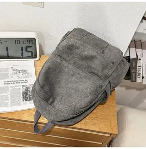 Grauer lässiger Canvas-Rucksack Detailansicht, vielseitiger Tagesrucksack mit Vordertasche.
