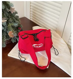 Borsa a tracolla casual in nylon da donna, elegante borsa rossa leggera e pratica.