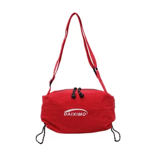 Borsa a tracolla dumpling in nylon rosso da donna, borsa casual leggera per il lavoro.