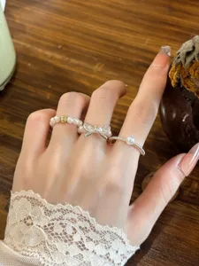 Gros plan détail de bague perle nœud papillon mignon, bijou élastique tendance pour doigt.
