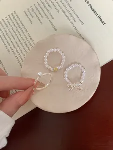 Joli ensemble de bagues élastiques en perles avec nœud, design chic pour femmes et filles.