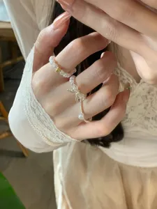 Joli anneau de perles avec nœud, bijoux de doigt élégants et polyvalents pour femmes.