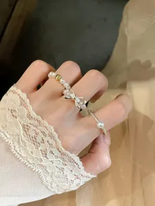 Gros plan sur la bague perle nœud élégante, magnifique bijou de doigt tendance pour un beau look.