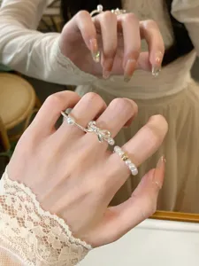 Joli bague perle nœud papillon élastique design délicat bijoux de mode femme bague élégante.
