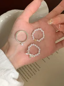 Gros plan sur l'ensemble de bagues nœud perle, détails de bijoux délicats et design élégant.