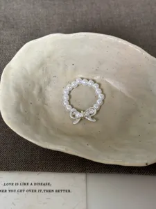 Bague de perles élastique douce avec nœud argenté, bague de doigt tendance pour femmes.