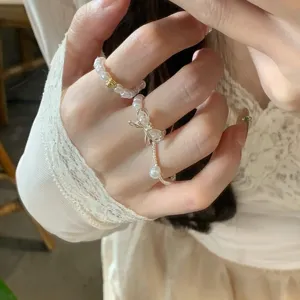 Joli bague nœud perle pour femme, design de niche élastique bijou de mode quotidien.