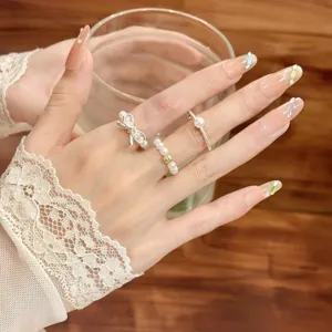 Joli bague noeud perle pour femme, design de niche élégant et bijoux de mode élastiques.