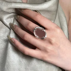 Detalles exquisitos del gran anillo de cristal transparente, vista cercana en la mano.