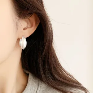 Minimalistische doppelseitige Tropfenohrringe für Damen, schickes Silberschmuck für den Alltag.