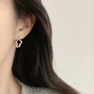 Orecchini a cerchio floreali in argento minimalisti da donna, gioielli chic quotidiani.