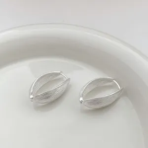 Minimalistische doppelseitige Wassertropfen Huggie Creolen mit feinem strukturiertem Design.