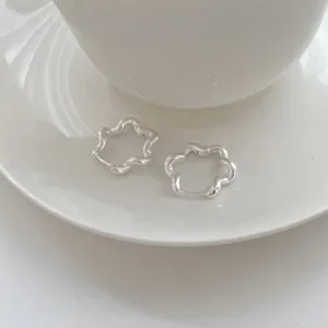 Orecchini a cerchio fiore in argento vista dettagliata, design ondulato estetico minimalista.