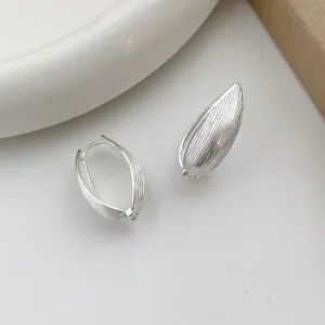 Nahaufnahme von strukturierten Ohrringen mit Tropfen-Design, eleganter Silber-Look, stilvoll.