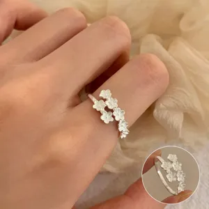 Sweet fresh silver flower open ring for women, stylish stackable index finger jewelry trend.