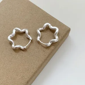 Orecchini a cerchio con fiore ondulato argento, gioielli geometrici minimalisti ed eleganti.