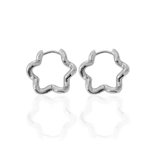 Orecchini a cerchio fiore argento dettaglio, stile dolce e minimalista pezzo di gioiello.