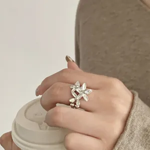 Eleganter doppelter Blumen Silberring mit Perle, schicker Modeschmuck für Damen Alltag.