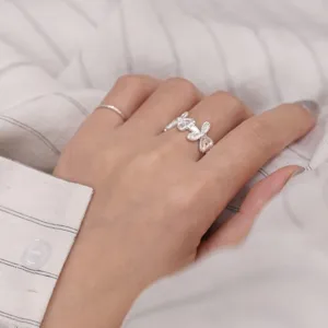 Silberner Blumen offener Ring für Damen, stilvolles minimalistisches Design, edler Schmuck.