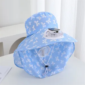 Vue détaillée du chapeau de soleil bleu à motif de nœuds avec ventilateur solaire intégré.
