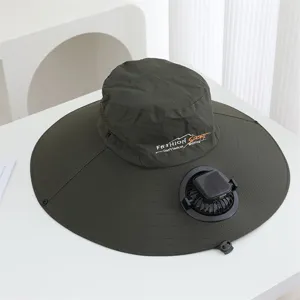 Vue détaillée du chapeau de soleil vert foncé avec ventilateur solaire et large bord.