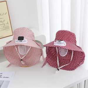 Vue détaillée du chapeau de soleil ventilateur solaire à fleurs avec un masque de visage.
