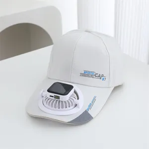 Détail du ventilateur USB portable intégré sur la visière de la casquette de protection solaire.