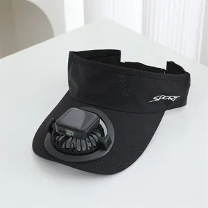Vue détaillée de la visière noire avec ventilateur solaire, idéale pour le sport en plein air.