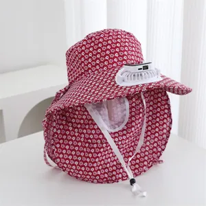 Vue détaillée du chapeau de soleil à ventilateur solaire avec motif floral et filet de protection.