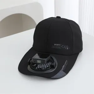 Gros plan sur casquette de protection solaire d'été avec mini ventilateur rechargeable USB intégré.