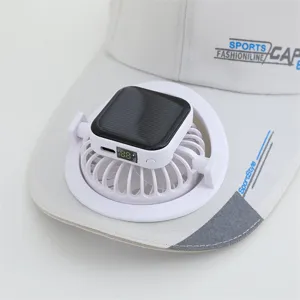 Vue de détail rapprochée du ventilateur solaire portable clipsé avec affichage numérique.