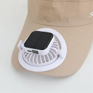 Ventilateur solaire à clipser sur une casquette visière beige, détail de protection solaire.