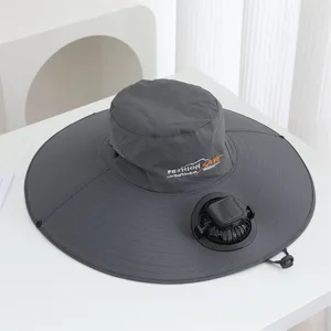 Vue détaillée du chapeau de soleil gris foncé à large bord doté d'un ventilateur solaire intégré.
