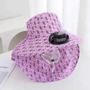 Détails du chapeau de soleil floral rose avec mini ventilateur solaire pour protection.