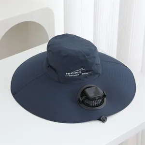 Vue détaillée du chapeau de soleil bleu foncé à large bord avec ventilateur solaire intégré.