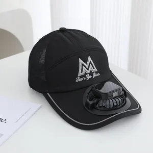 Gedetailleerd overzicht van de USB ventilator baseballcap met fijne ademende mesh.