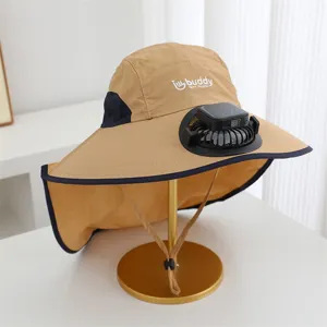 Gros plan sur le module de ventilateur solaire intégré sur le chapeau de soleil à large bord.