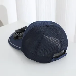 Achterdetail van de donkerblauwe zomer mesh honkbalpet met ingebouwde USB ventilator.