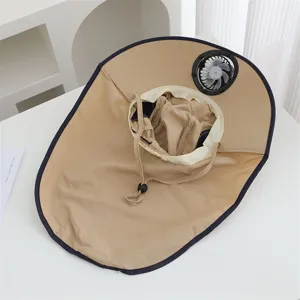 Détail du chapeau de soleil avec ventilateur électrique miniature intégré et grand rabat de cou.
