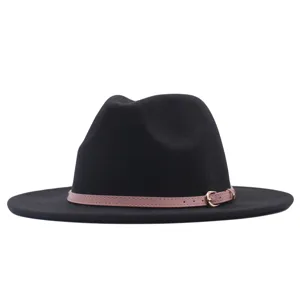 Nahaufnahme des schwarzen Fedora-Hutes, die den eleganten rosafarbenen Ledergürtel und Schnalle zeigt.