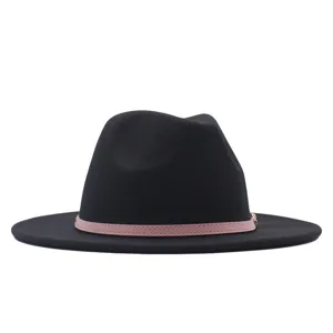 Nahaufnahme eines schwarzen Woll-Fedora-Hutes mit einem stilvollen rosa Ledergürtel.