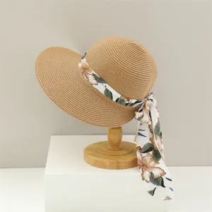 Primer plano detallado del sombrero de paja de verano para mujer con elegante cinta floral.