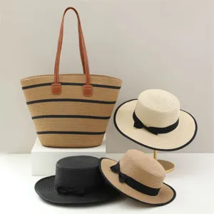 Vue détaillée de l'ensemble sac fourre-tout et chapeaux de paille avec nœud pour la plage.