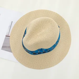 Schicker Sommer Strohhut Fedora mit elegantem blauen Band, ideal für Strand und Outdoor Urlaub.