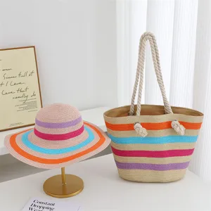 Ensemble chapeau de paille et sac de plage rayé coloré pour vacances en gros plan.