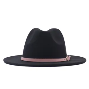 Nahaufnahme der schwarzen Wollfilzhut Details mit rosa Ledergürtel und Metall Schnalle.